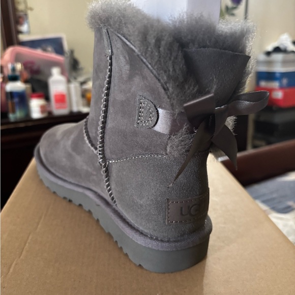 Brand new women’s size 5 gray bow tie Ugg boot - Picture 5 of 5